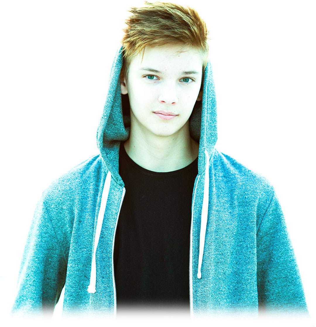 Adolescent portant un hoodie