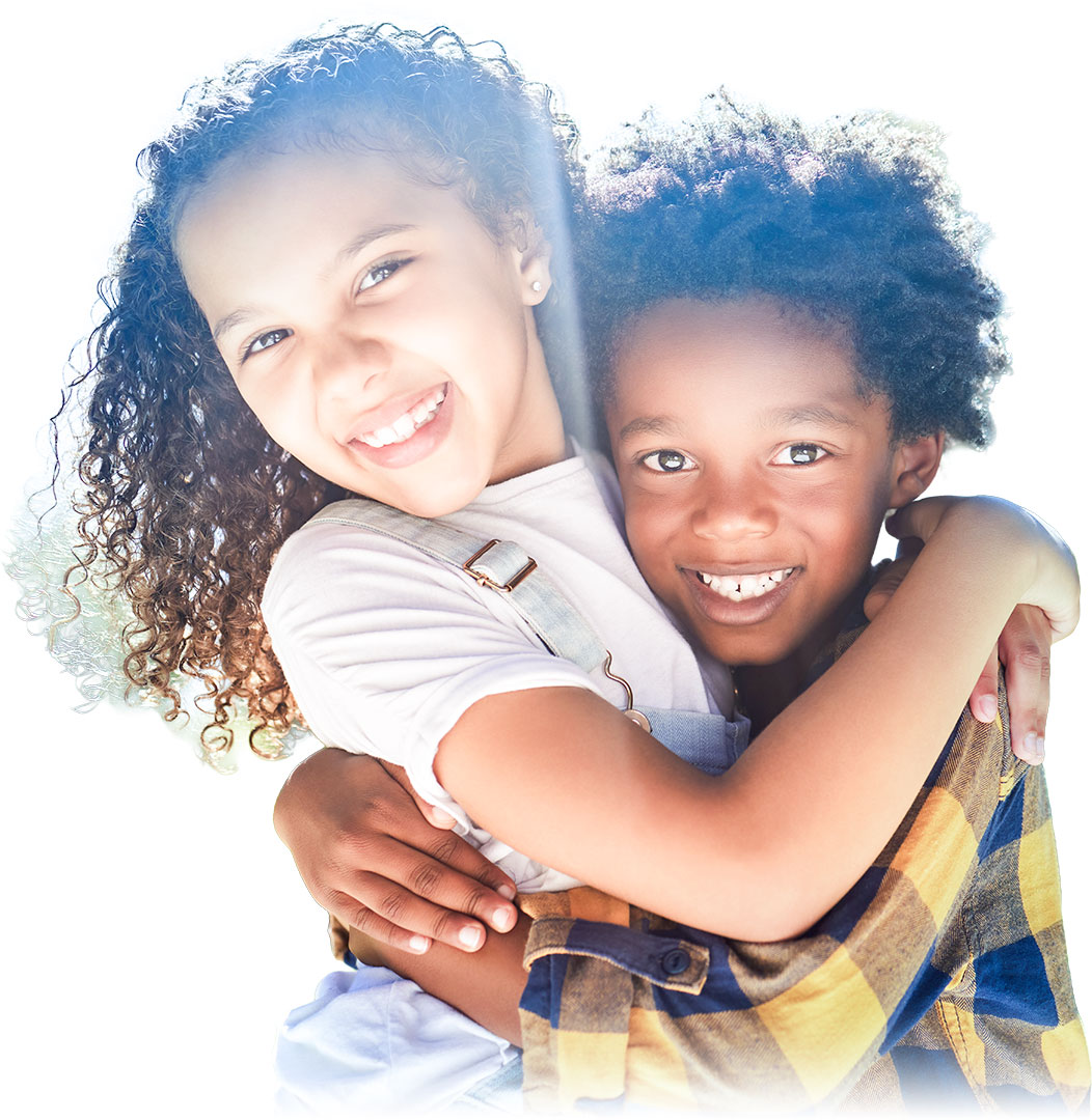 Deux enfants enlacés