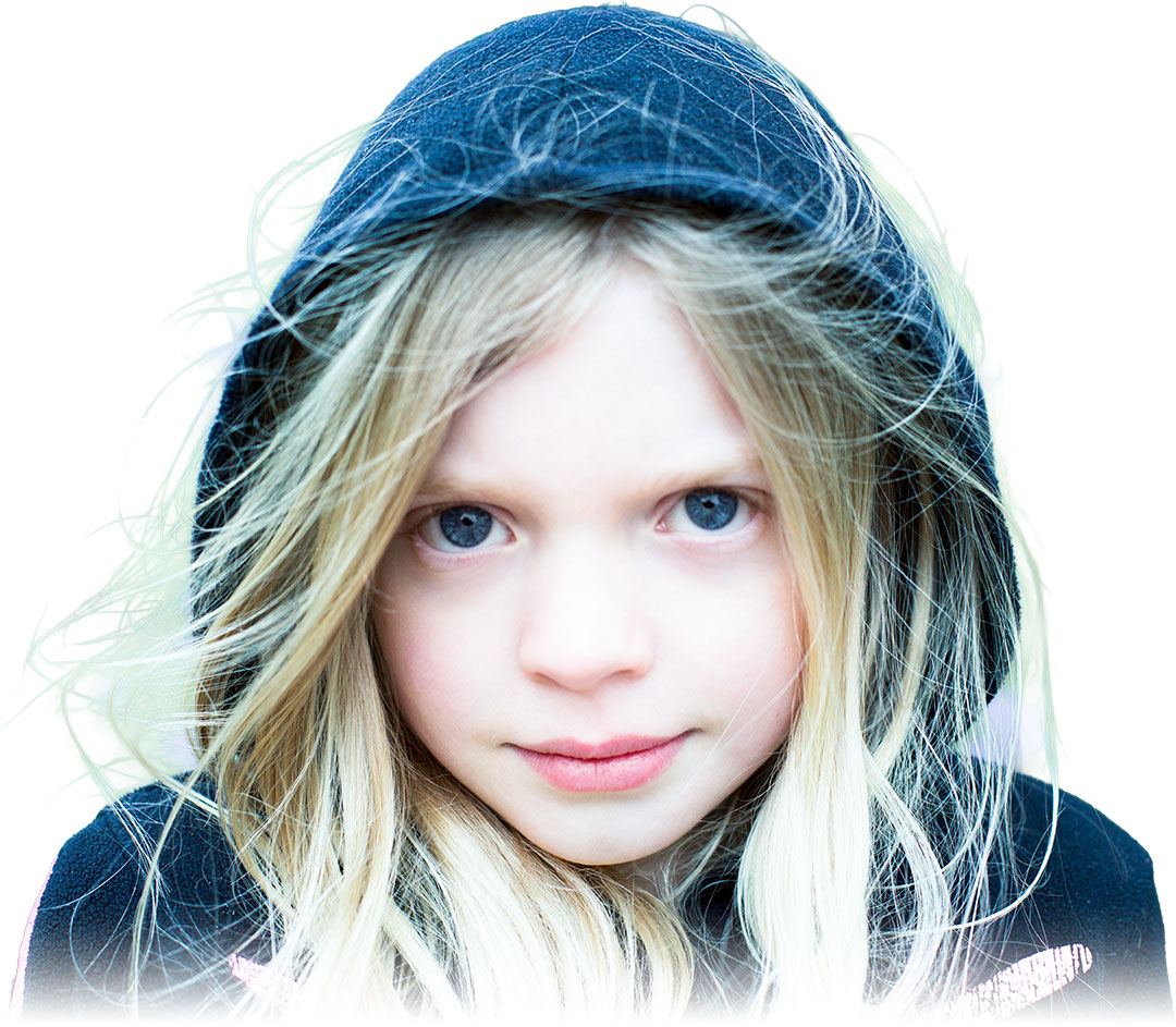 Fillette portant un hoodie