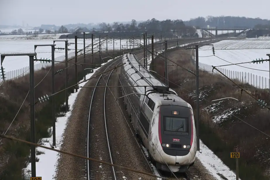 TGV de la SNCF sur la ligne Paris-Bordeaux, à Courtalain
