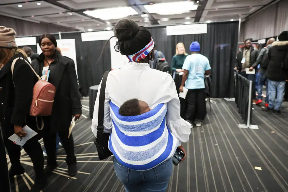 Une femme assistant à un salon de l’emploi destiné aux demandeurs d’asile, à Montréal