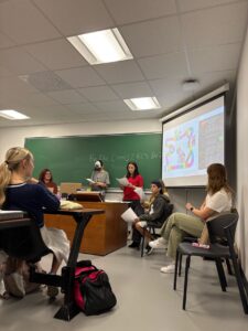 Des jeunes font une présentation à des personnes étudiantes à l'université